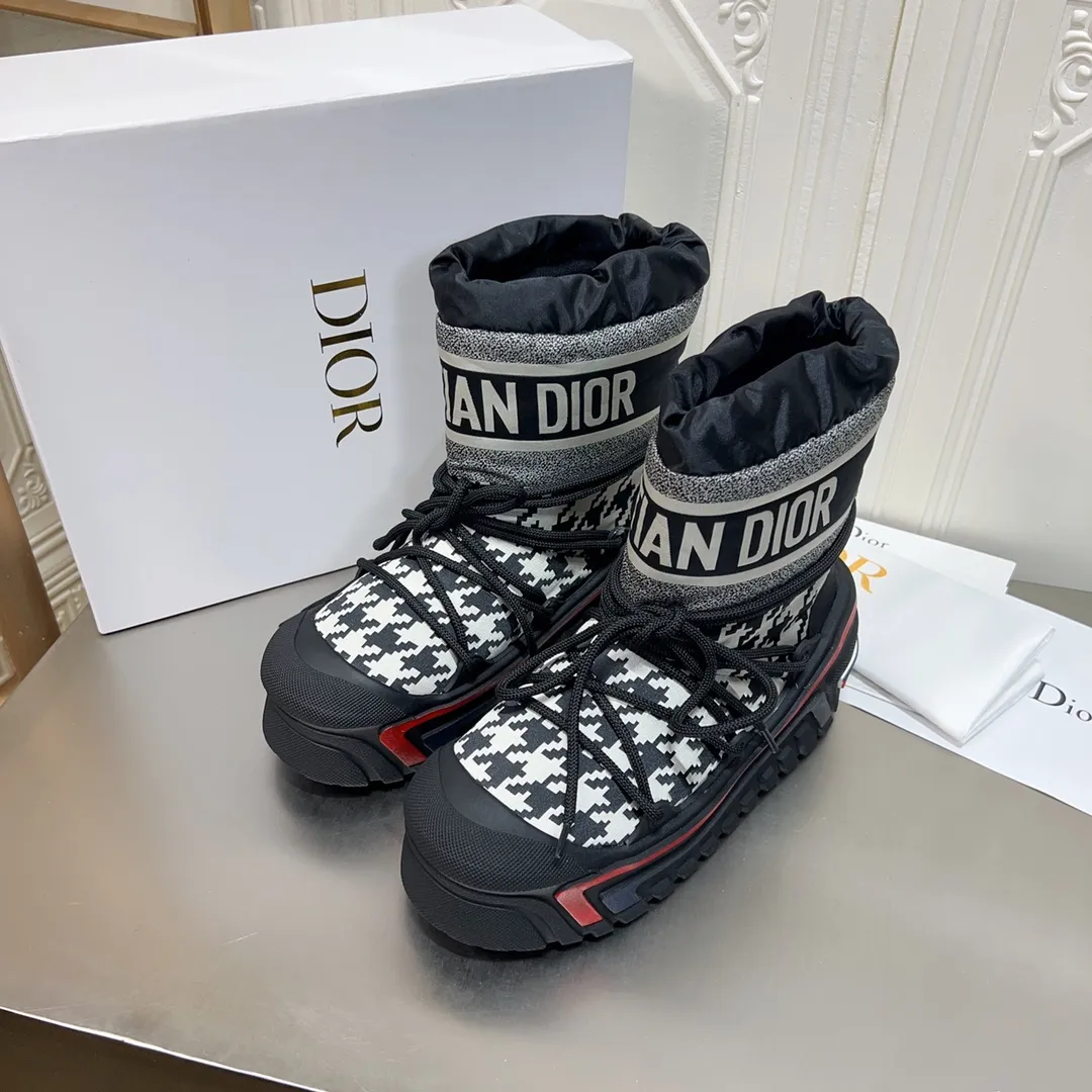 Men's shoes p600! The highest version on the market, Dior Dior's king style snow boots, ski boots, fat and cute, so cute →_→ from the DiorAlps limited series, unique. Shiny nylon Oblique print upper with criss-cross straps for an ideal fit. The technical fabric of the boot shaft, short-cut version, can be worn in the city or in the mountains. It makes the calf slimmer and taller, warm and concave. The boot shaft and sole are made of original waterproof padded lining. The embroidered fabric is original star ⭐ rubber non-slip thick sole and multi-module combination outsole. The size is 35-40. 41Customized